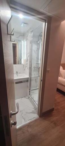 Bathroom 3, Comfort Hotel CDG Airport, Seine-et-Marne