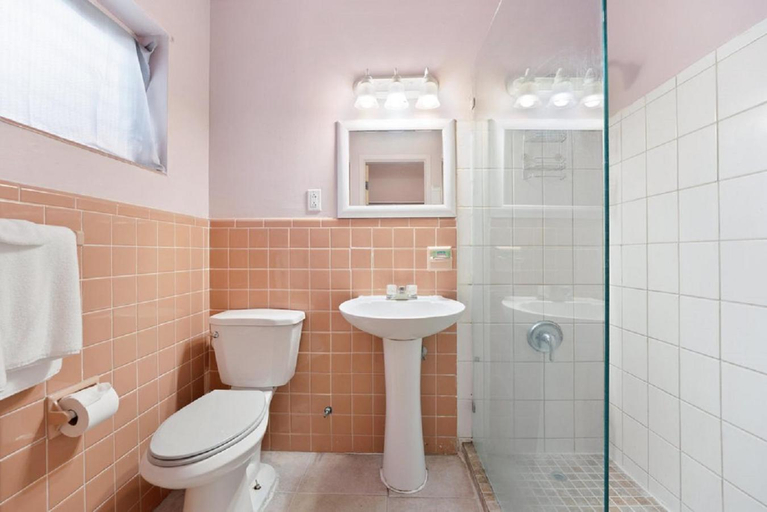 Bathroom 3, Sky Islands Hotel, Broward