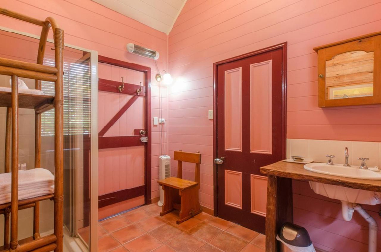 Bathroom 3, Glass House Mountains Ecolodge, Caloundra - Rail Corridor