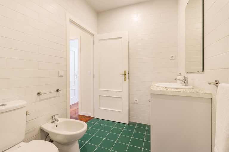 Bathroom 3, Nada05 · Faisama 5 Balcony View + Next to Ribeira!, Porto