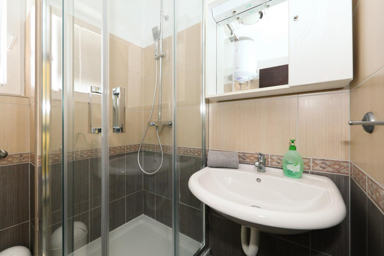 Bathroom 3, Jakov, No 2, Nin