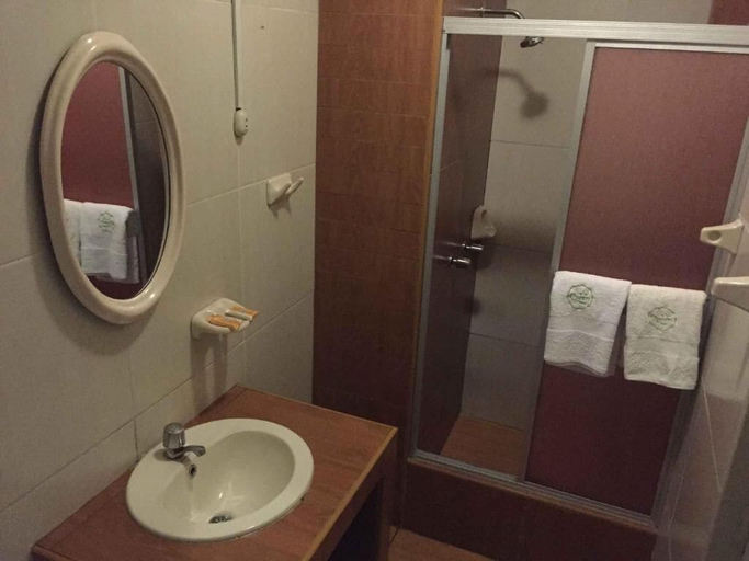 Bathroom 2, Hotel Queen, Lima