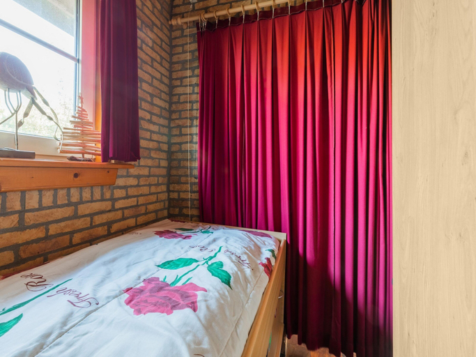 Room 5, Holiday Home in Wijnaldum Near Harlingen Harbor, Harlingen