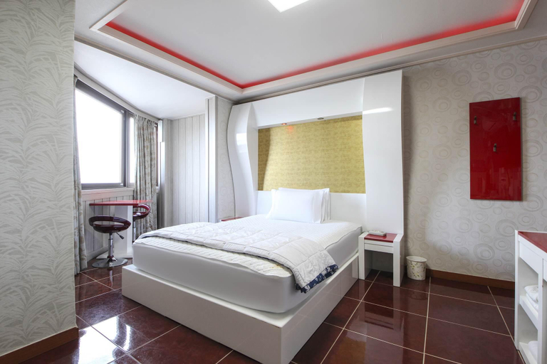 Bedroom 4, Pohang Yeongildae Dolphins Motel, Pohang
