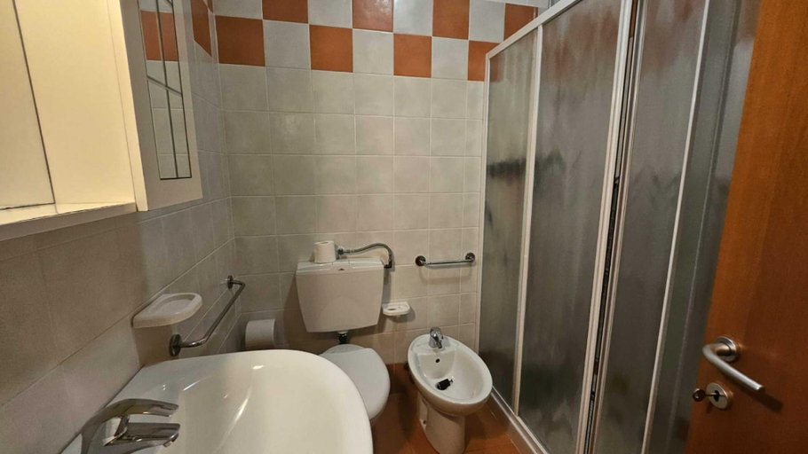 Bathroom, Familiar apartment with terrace, Rovigo