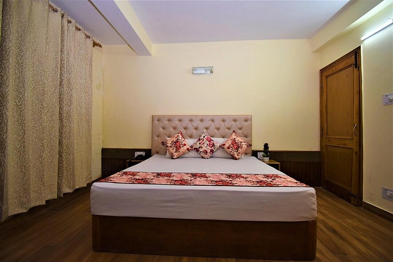 Bedroom 1, Hotel Chichoga Holiday Inn, Kullu