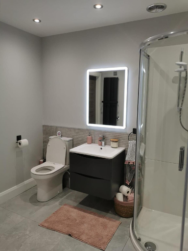 Bathroom 5, Modern 3-bed Apartment in Magherafelt Sleeps 8, Mid Ulster