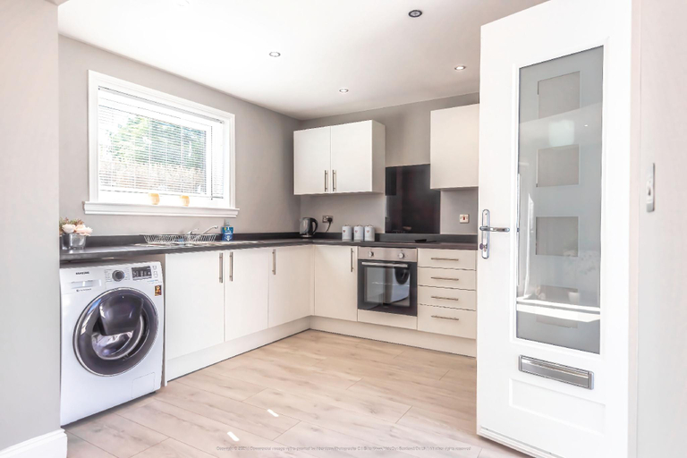 Others 2, Lovely 1-bed Cottage in Kelty With Hot Tub, Fife