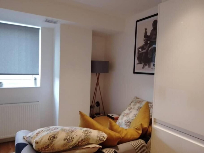 Others 2, 5 Mins to East Croydon Station With Concierge, London