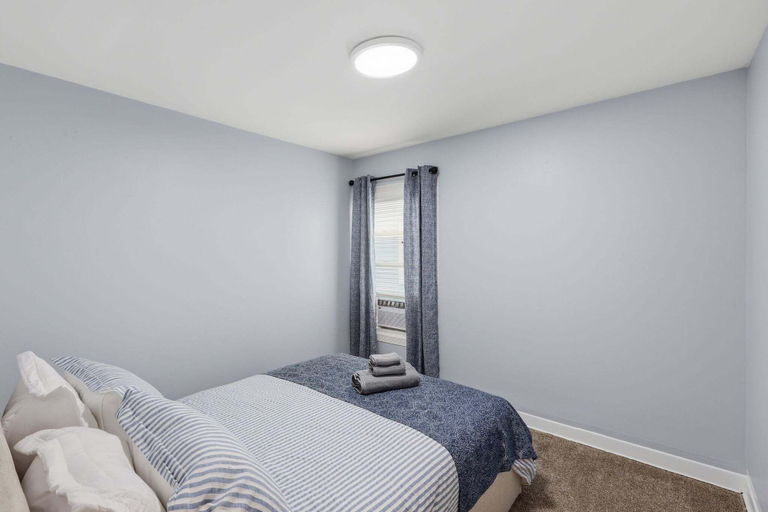 Room 4, Niagara Adventure Basecamp Walk To The Falls 2 Bedroom Duplex, Niagara