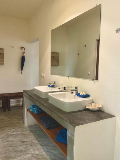 Bathroom 3, Komba on the Rocks, Diana