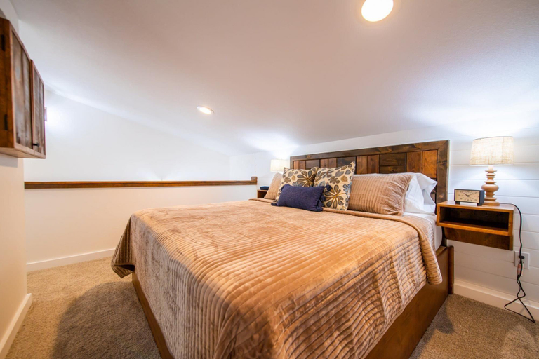 Bedroom 4, The Nuthatch Cabin 15 MIN to Magnolia Baylor, McLennan