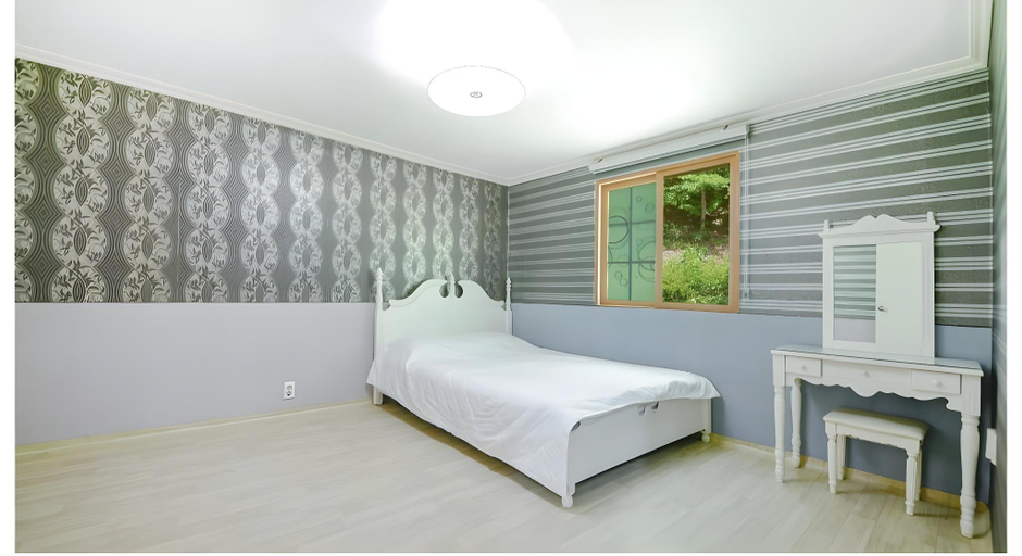 Bedroom 1, Gapyeong Flora Pension, Gapyeong