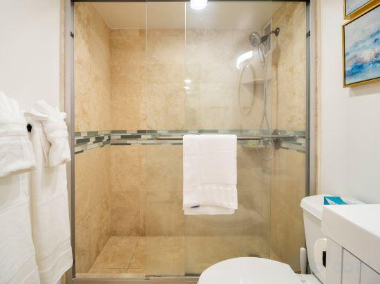3, City & Palm View Oceanfront Bliss w/ Free Parking, Honolulu