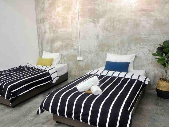 2, 3 BDR shoplot style homestay Yong Peng three rooms., Batu Pahat