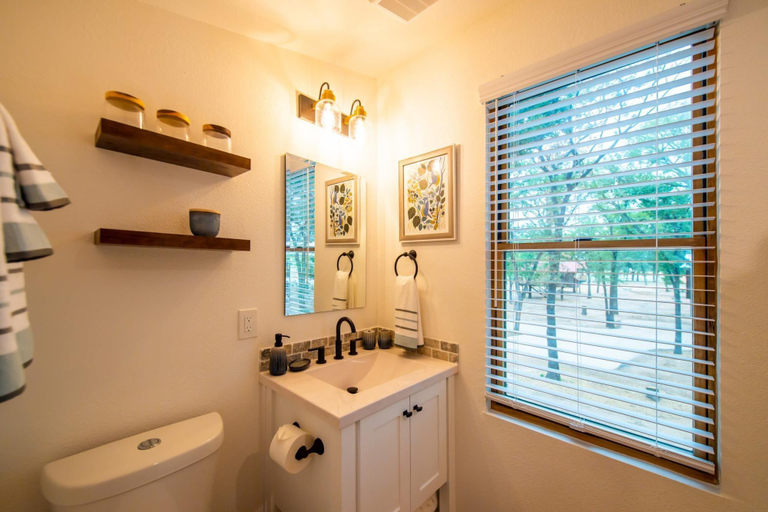Bathroom 3, The Nuthatch Cabin 15 MIN to Magnolia Baylor, McLennan