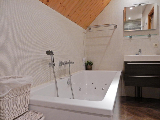 Bathroom 4, Poolside Bliss Near Lake, Cantal