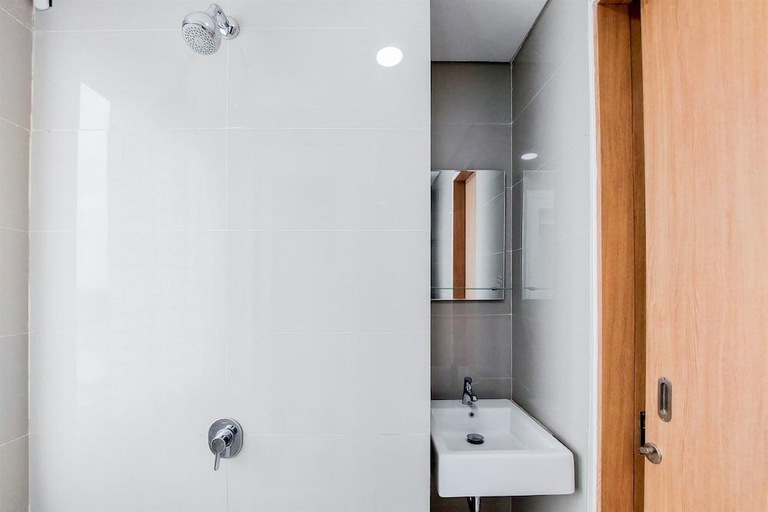 Bathroom 1, Homey And Simply Look Studio Room Apartment B Residence, South Tangerang