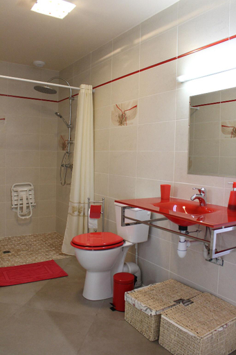 Bathroom 5, Chambres d hotes Gite du Puy de l étang, Gironde
