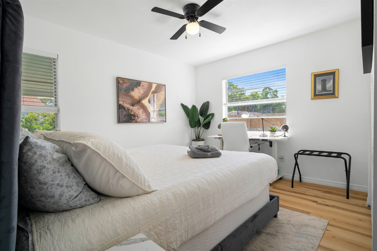 Room 5, Manatee Cove Retreat | Pet-Friendly Coastal Home Sleeps 6, Citrus