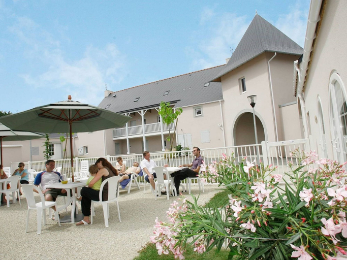 Outdoor dining, Brittany Retreat w/ Pool, Ille-et-Vilaine