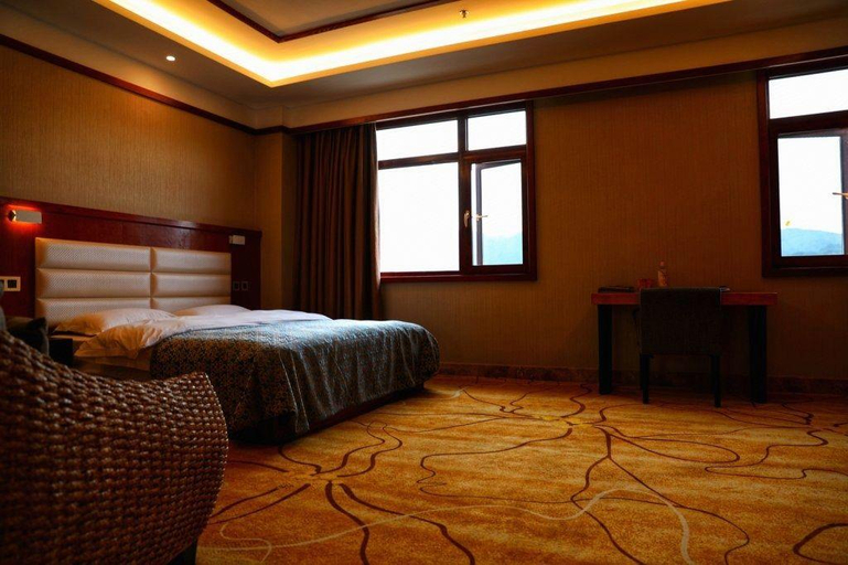 Bedroom 2, Zhong Yuan Hotel, Qujing