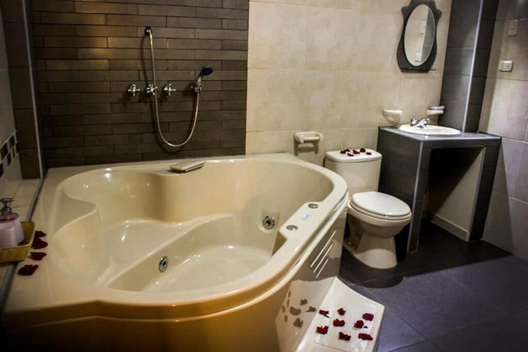 Bathroom 3, Hotel Queen, Lima