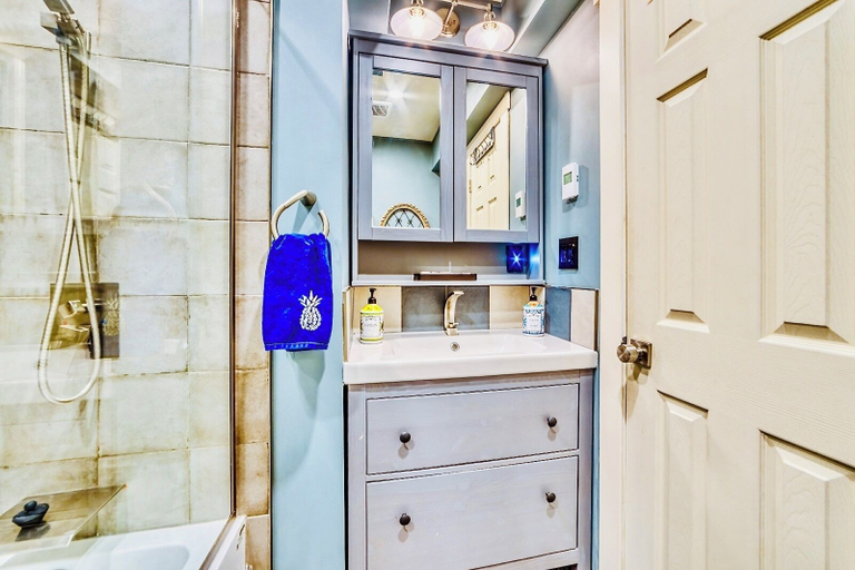 Shared bathroom 4, Neocolonial Quarters, Greater Vancouver