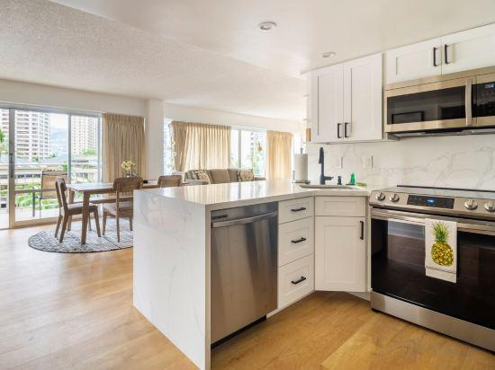 2, City & Palm View Oceanfront Bliss w/ Free Parking, Honolulu