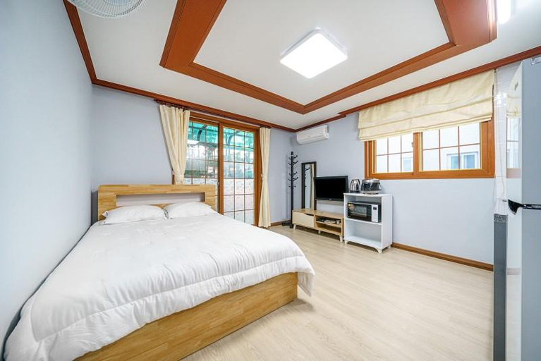 Bedroom 2, Chungcheong Taean Solhyanggi Green, Taean