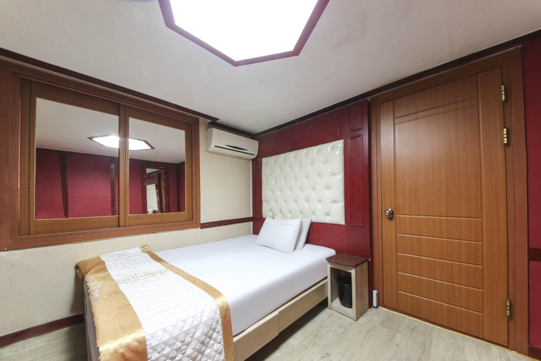 Bedroom 2, Gwangju Sansudong Hwangto, Buk