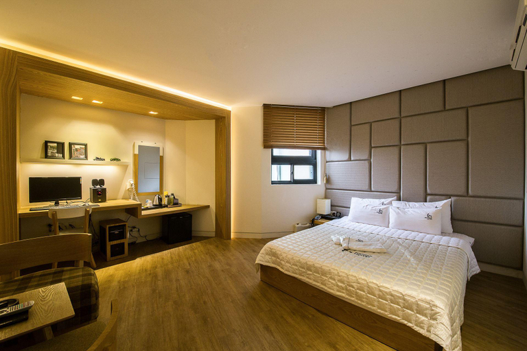 Bedroom 2, Busan Dadaepo Yuwol, Saha