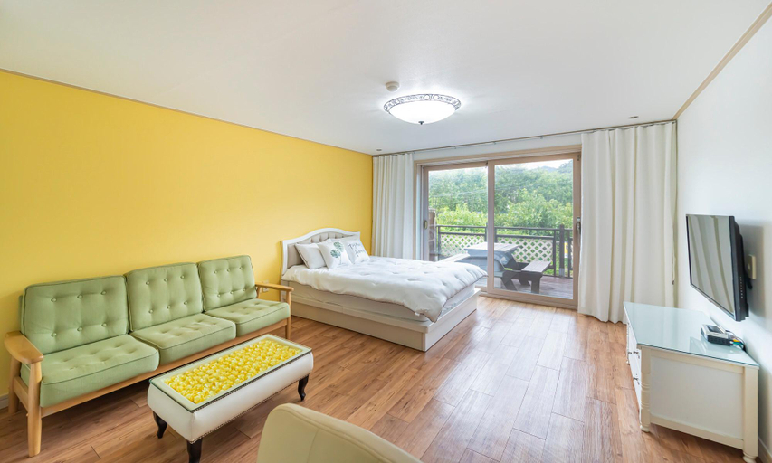 Bedroom 2, Pataya Pension, Geoje