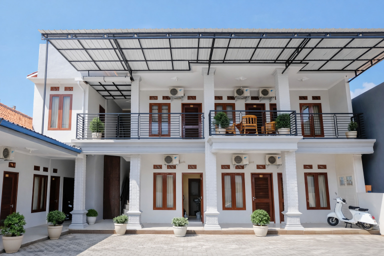 Exterior & Views