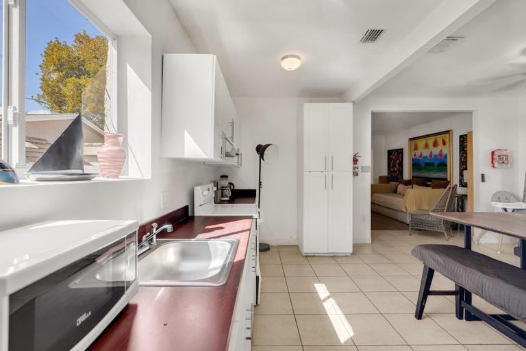 Private kitchen 3, Artistic Room Walk to Wynwood, Miami-Dade