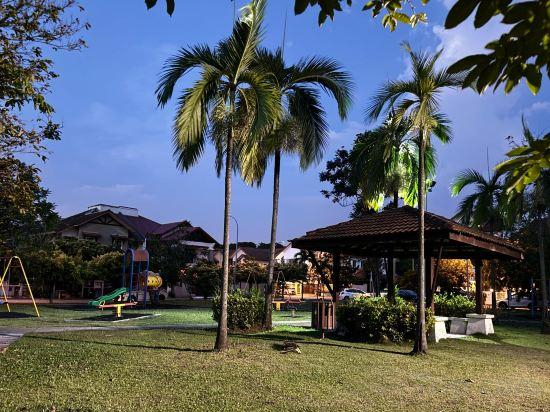4, Santorini 3000sqft Townvilla, rooftop BBQ, 5BR, 13pax, Puchong