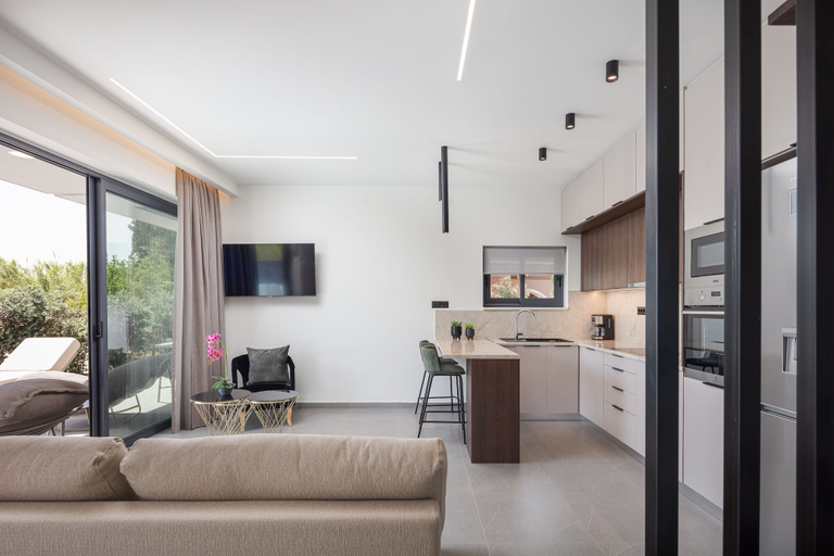 Room 2, Villasaints I Pool BBQ Walk to Beach, Crete