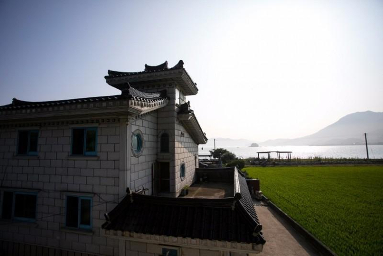 Others 2, Namhae Badatga Byeoljang Pension, Namhae