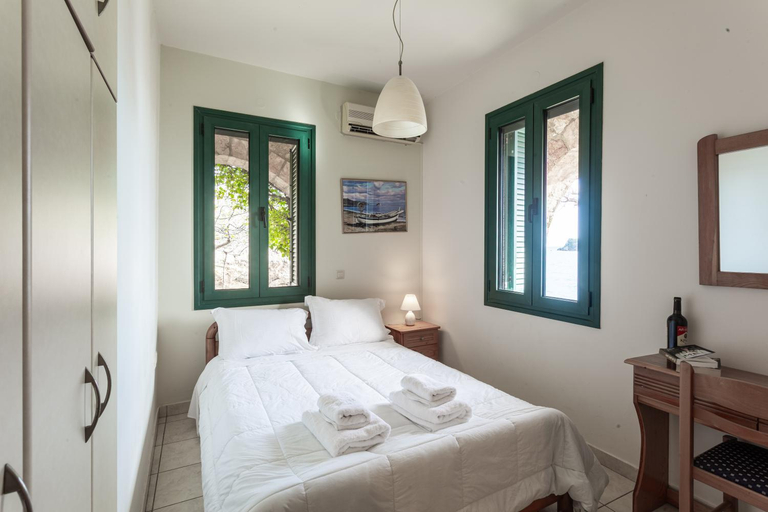 Bedroom 2, Gorgones, sea-front, great view, Peloponnese