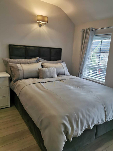 Bedroom 2, Modern 3-bed Apartment in Magherafelt Sleeps 8, Mid Ulster