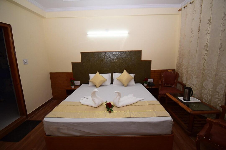 Bedroom 3, Hotel Chichoga Holiday Inn, Kullu