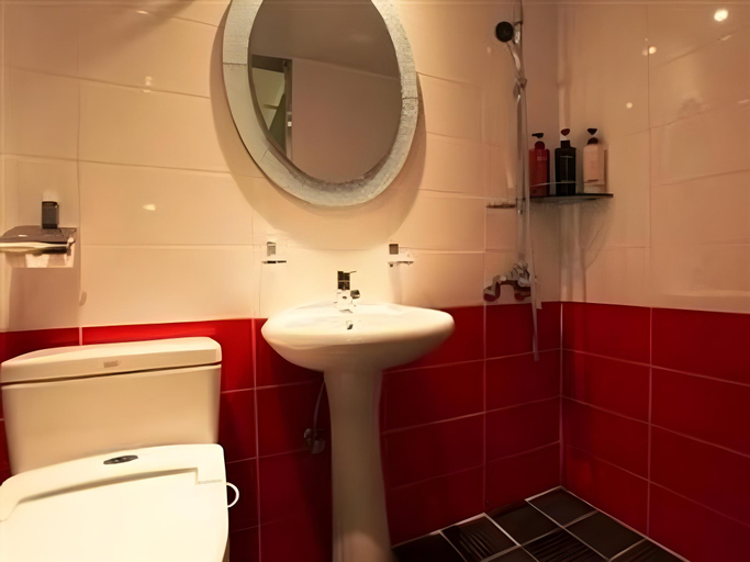 Bathroom 2, Lush Hotel, Gangbuk
