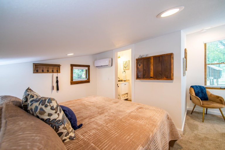 Bedroom 3, The Nuthatch Cabin 15 MIN to Magnolia Baylor, McLennan
