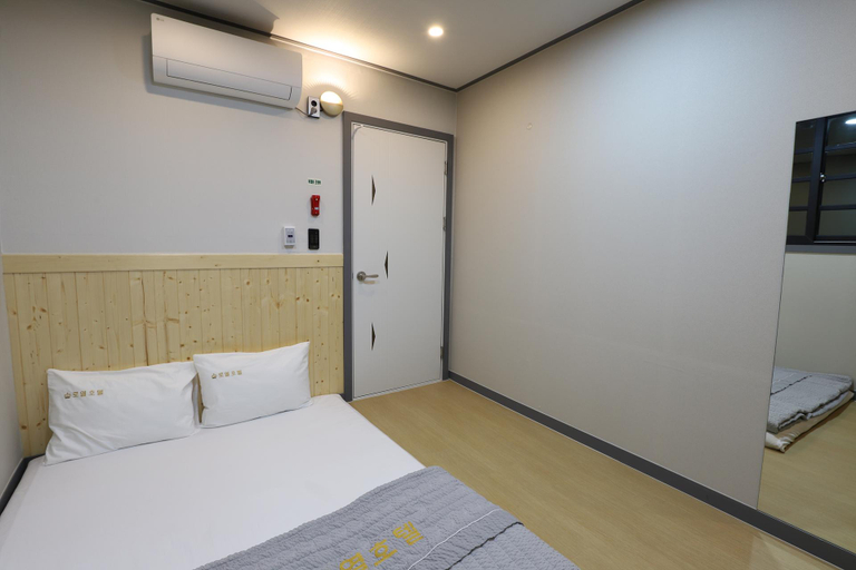 Bedroom 4, Daegu Dongdaegu Station Royal Hotel, Buk