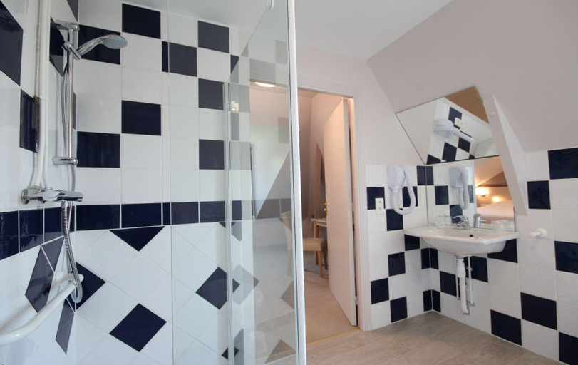 Bathroom 5, Hotel Les Champs, Orne
