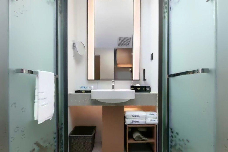Bathroom, Hampton by Hilton Wuhan East Lake Optics Valley, Wuhan