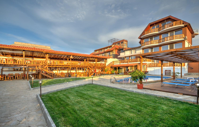 Exterior & Views