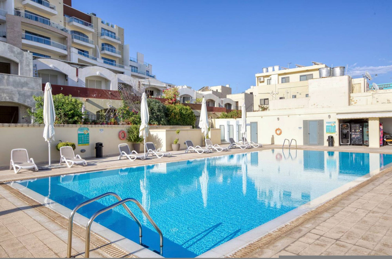 Room 4, Marsaskala Escape Pool Beaches Local Charm