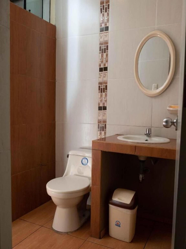 Bathroom 4, Hotel Queen, Lima