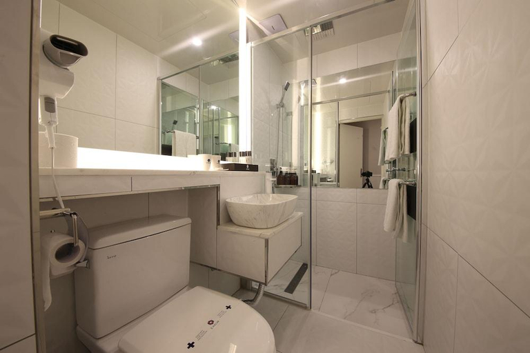 Bathroom, Ekklim Hotel, Buk
